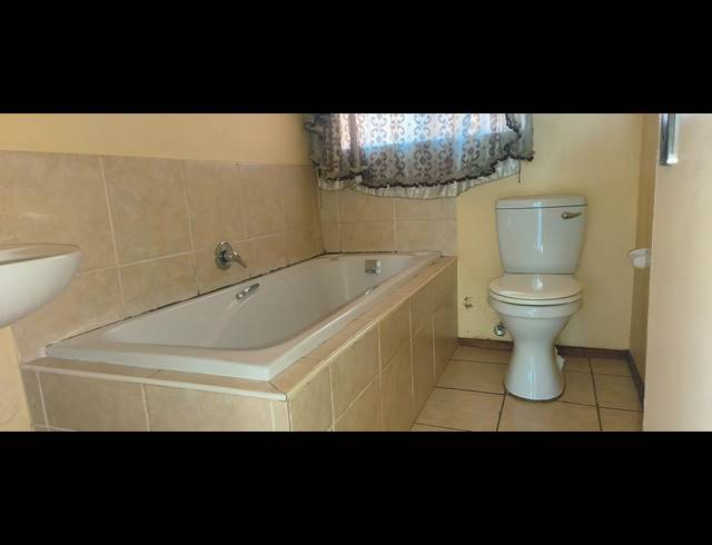 3 BEDROOM TOWNHOUSE FOR SALE IN PROTEA GLEN
